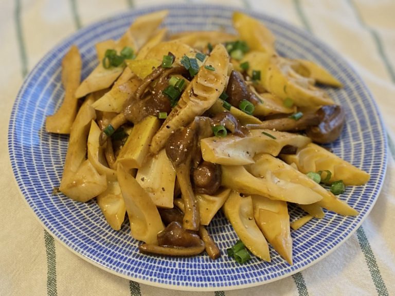 たけのことなめこのにんにく醤油炒め Vegeness ベジネス 日本最大のヴィーガン情報サイト