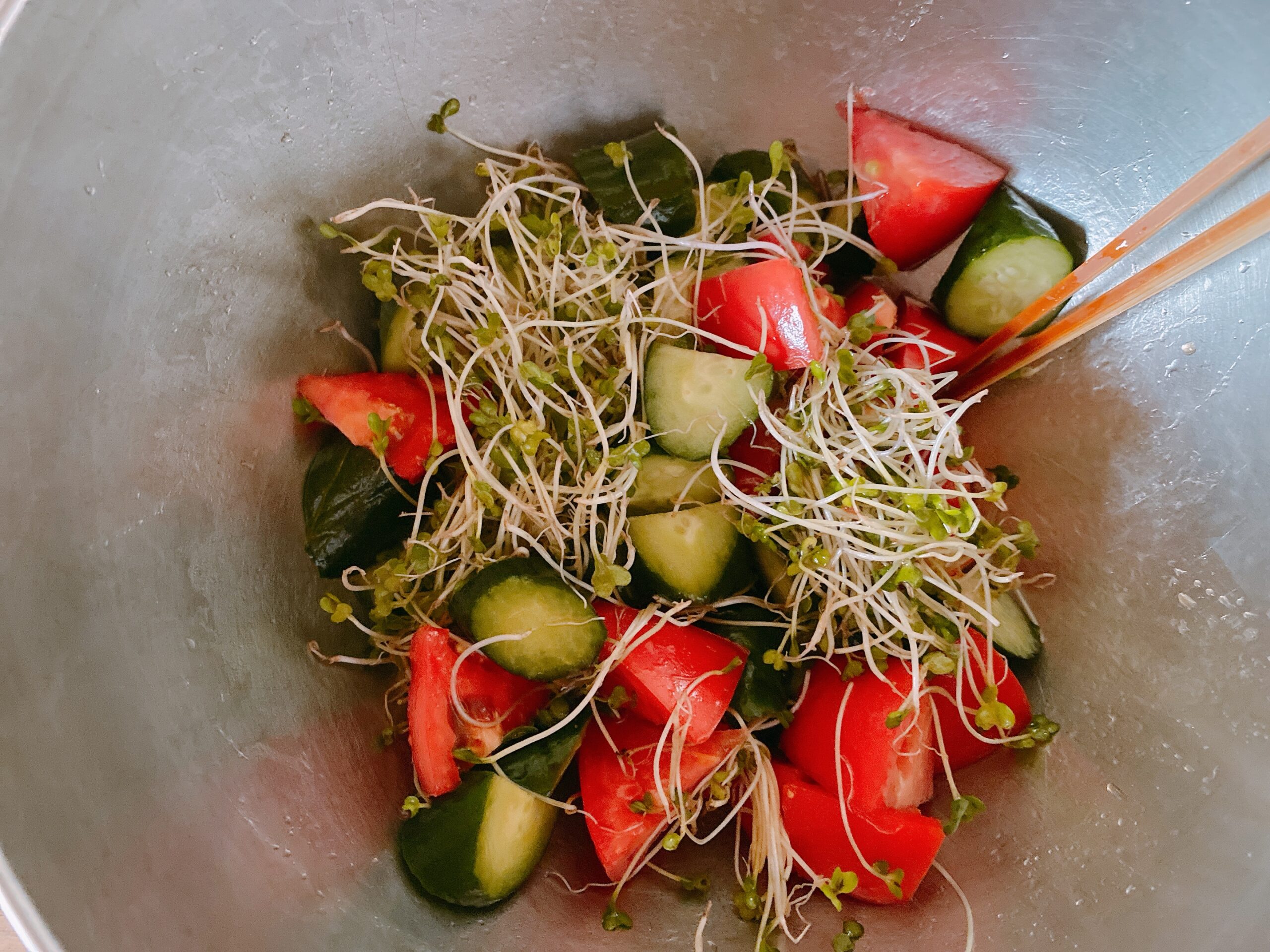 トマトときゅうりのスプラウトサラダ Vegeness ベジネス 日本最大のヴィーガン情報サイト