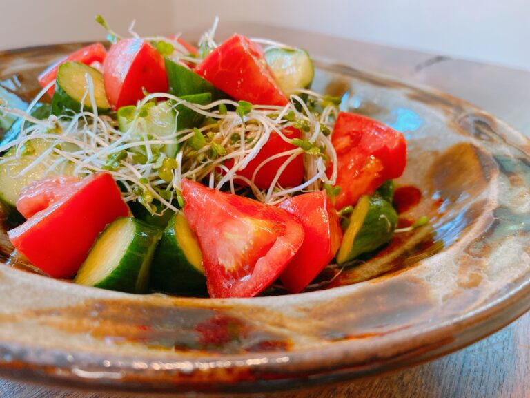 トマトときゅうりのスプラウトサラダ Vegeness ベジネス 日本最大のヴィーガン情報サイト